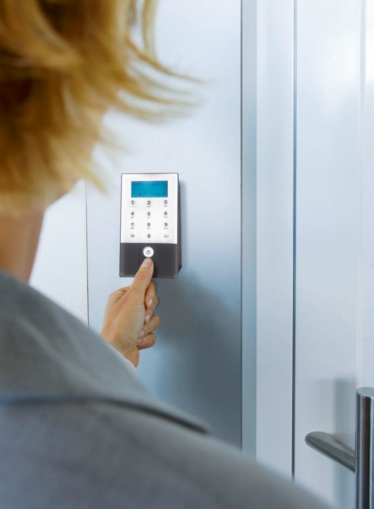 Offline-Keypad von Burg Wächter an einer Tür, Eingabe eines Zugangscodes