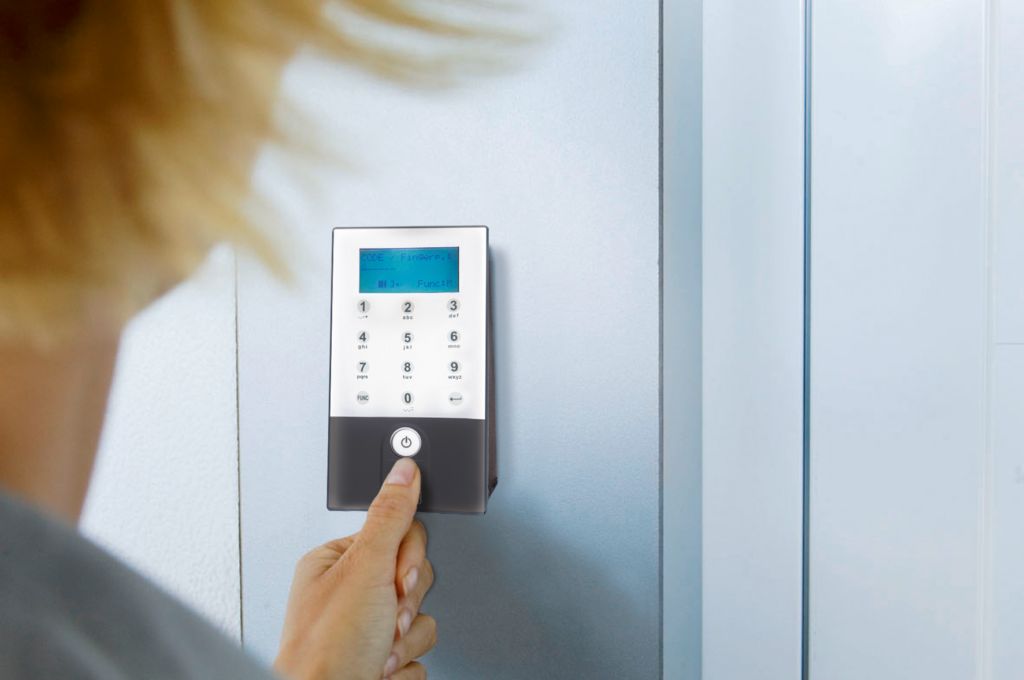 Gast öffnet eine Ferienwohnung mit seinem Code am Keypad