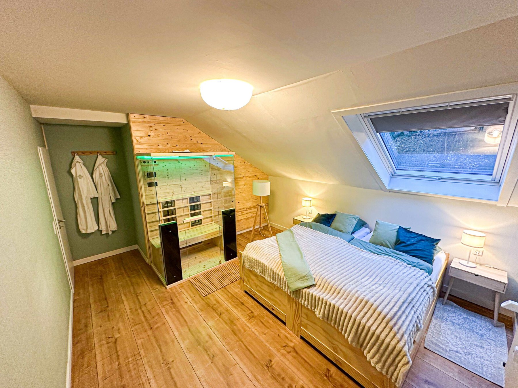 Schlafzimmer im Fuchsbau Winterberg mit eigener Sauna