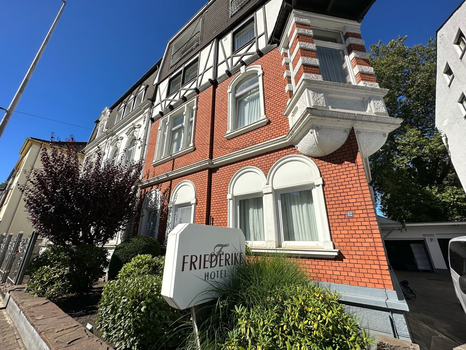 Hotel Friederike in Mülheim an der Ruhr, Gründerzeitfassade mit Namensschild