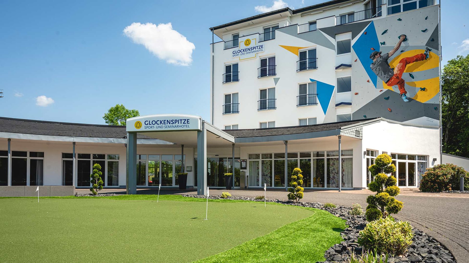 Hotel Glockenspitze in Altenkirchen, Außenansicht mit Eingang